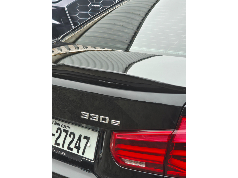 2016 BMW 3 Series - image 9