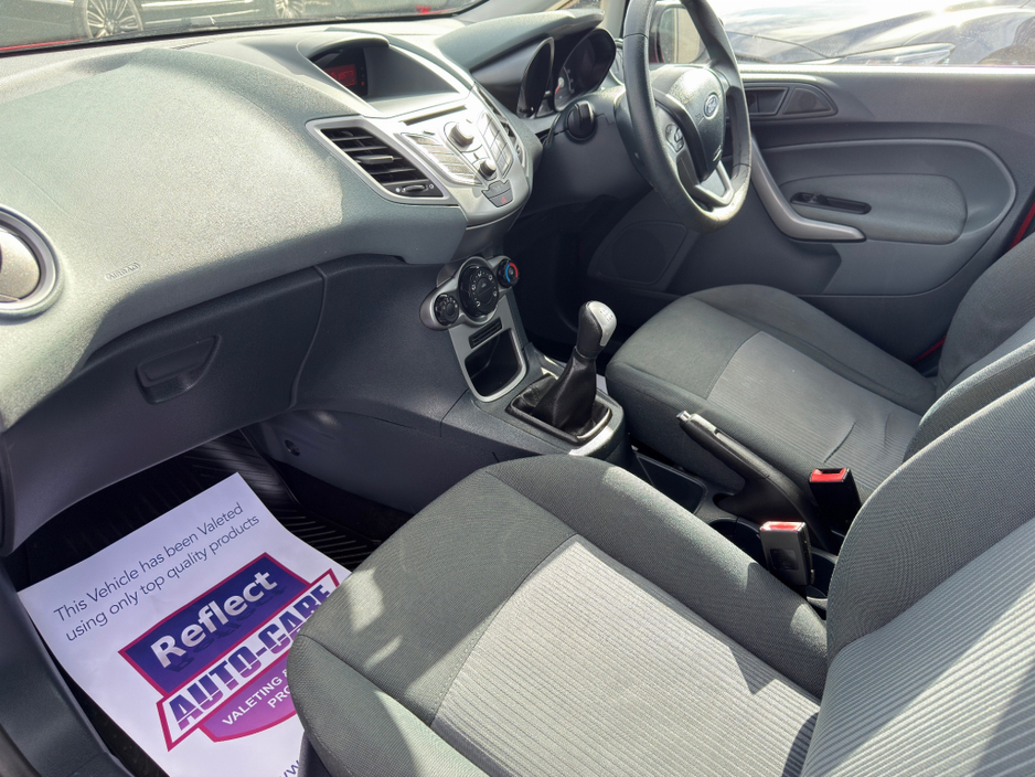 2010 Ford Fiesta - image 13