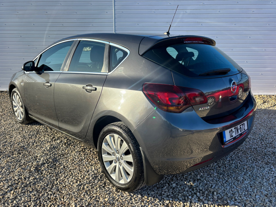 2012 Opel Astra - image 4