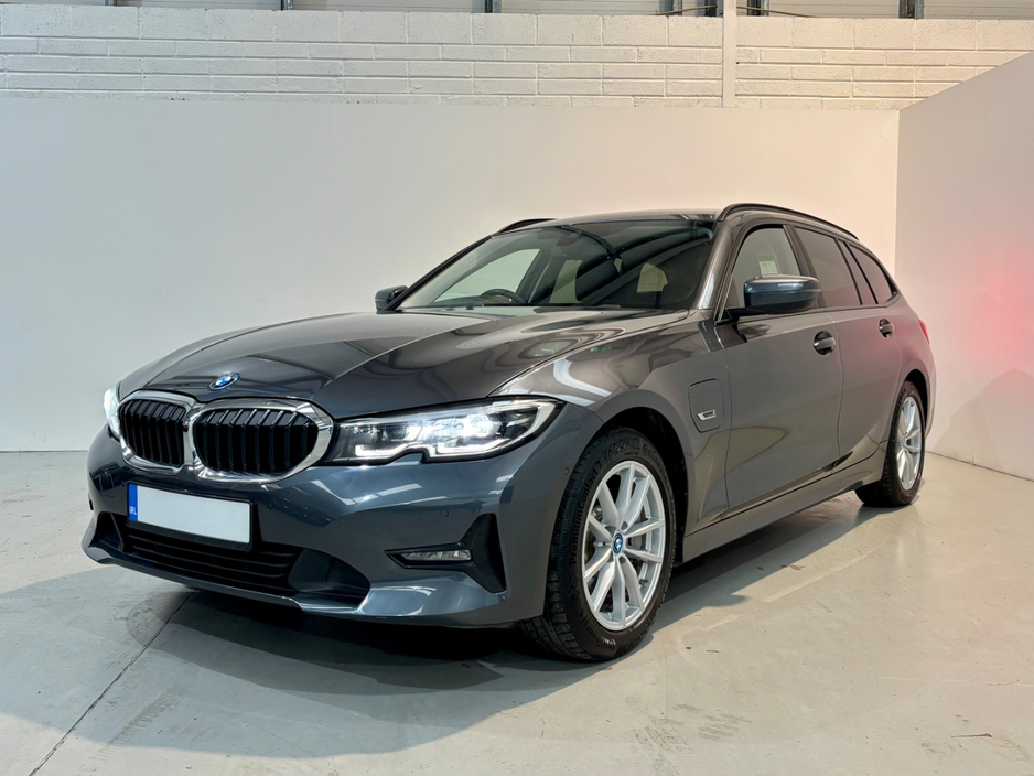 2022 BMW 3 Series - image 3