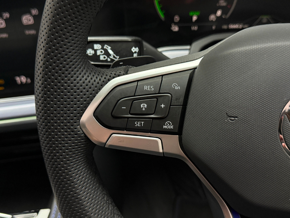 2025 Volkswagen Touareg - image 19