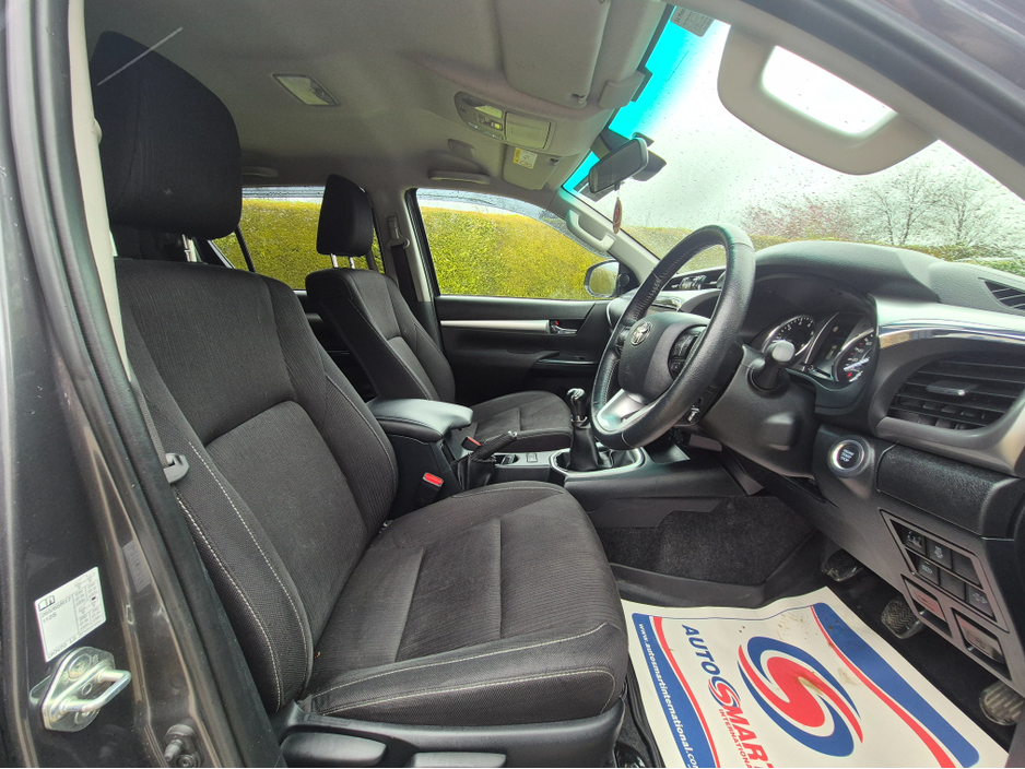 2025 Toyota Hilux - image 12