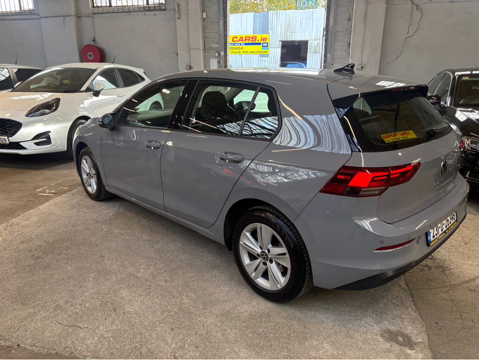 2023 Volkswagen Golf - image 12