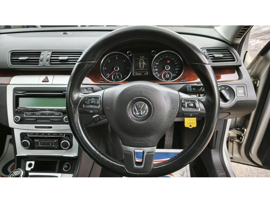 2010 Volkswagen Passat - image 24