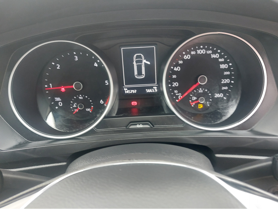 2018 Volkswagen Tiguan - image 3