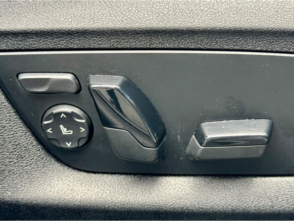 2023 BMW 5 Series - image 17