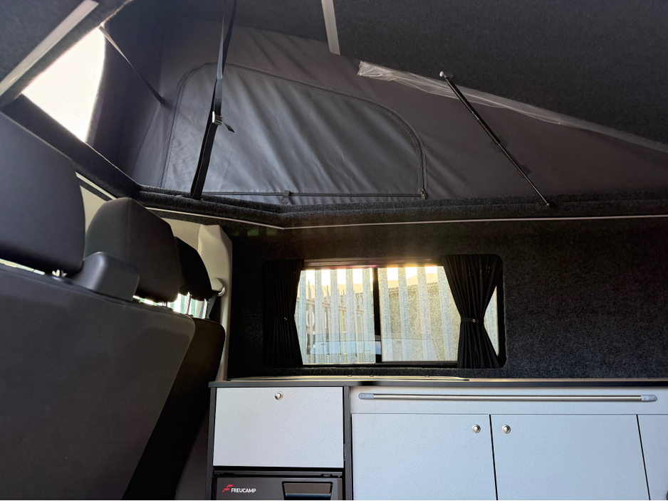 2020 Volkswagen Transporter - image 22