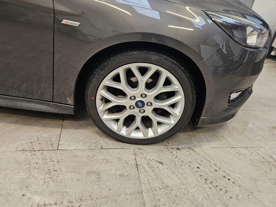 2017 Ford Focus - image 4