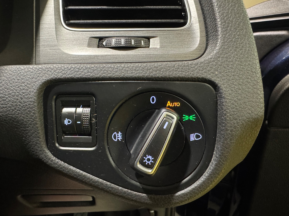 2013 Volkswagen Golf - image 23