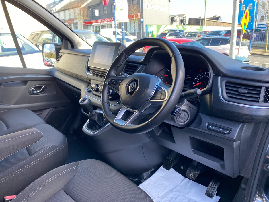 2023 Renault Trafic - image 12