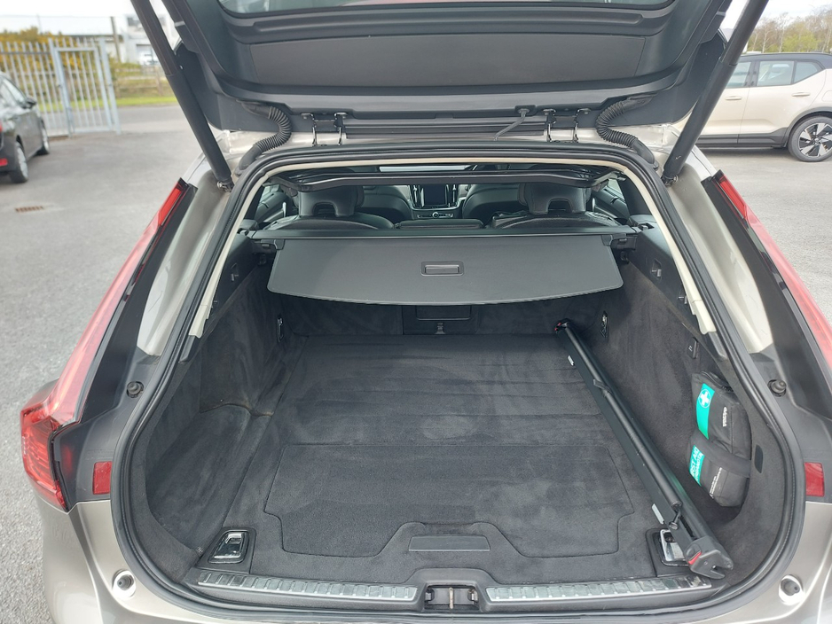 2021 Volvo V90 - image 14