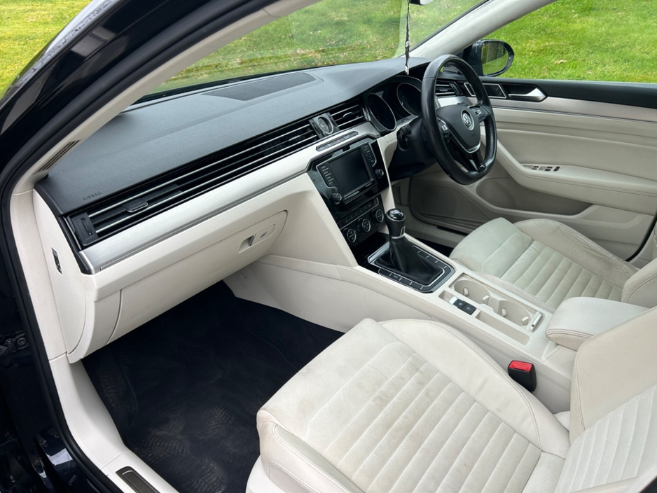 2016 Volkswagen Passat - image 8