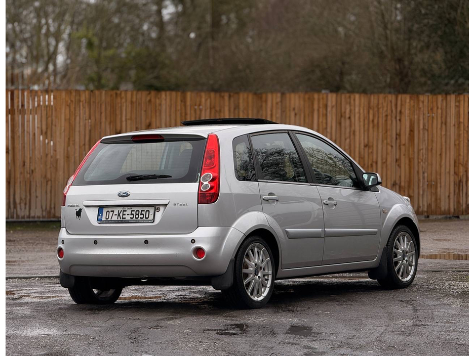 2007 Ford Fiesta - image 13