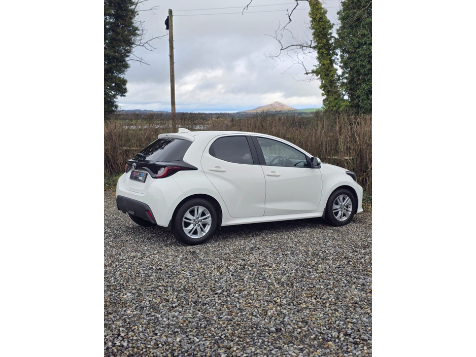 2022 Toyota Yaris - image 8