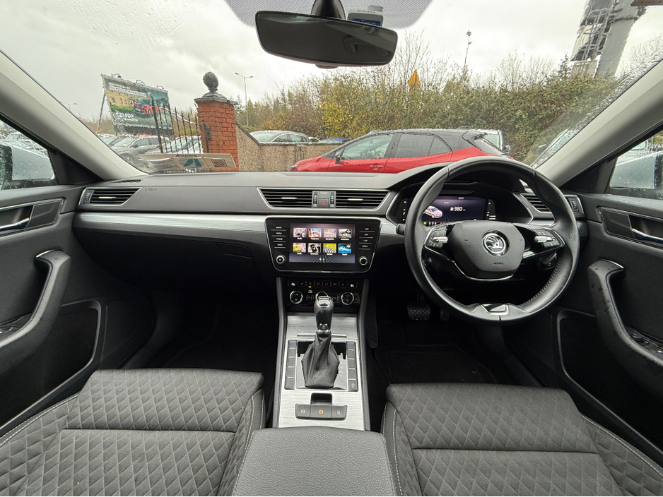 2022 Skoda Superb - image 9