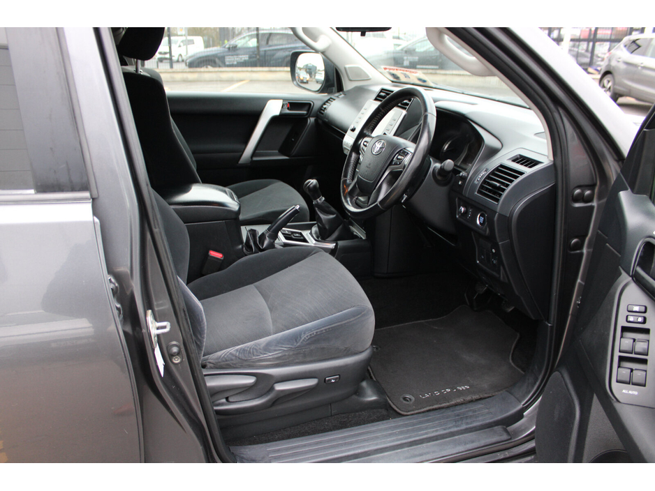 2022 Toyota Landcruiser - image 11