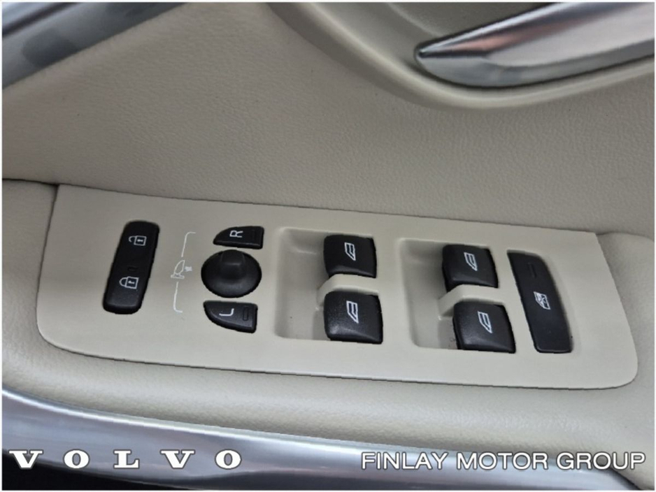 2019 Volvo V40 - image 17