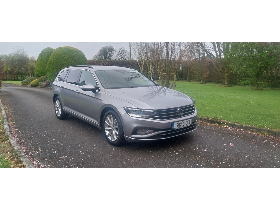 2020 Volkswagen Passat - image 2