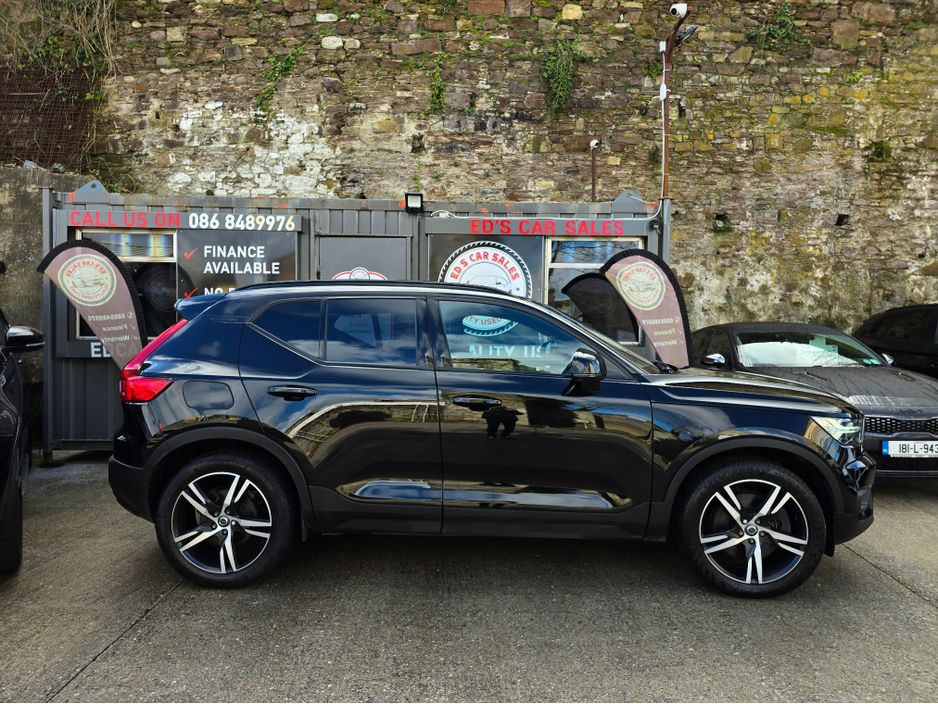 2021 Volvo XC40 - image 3