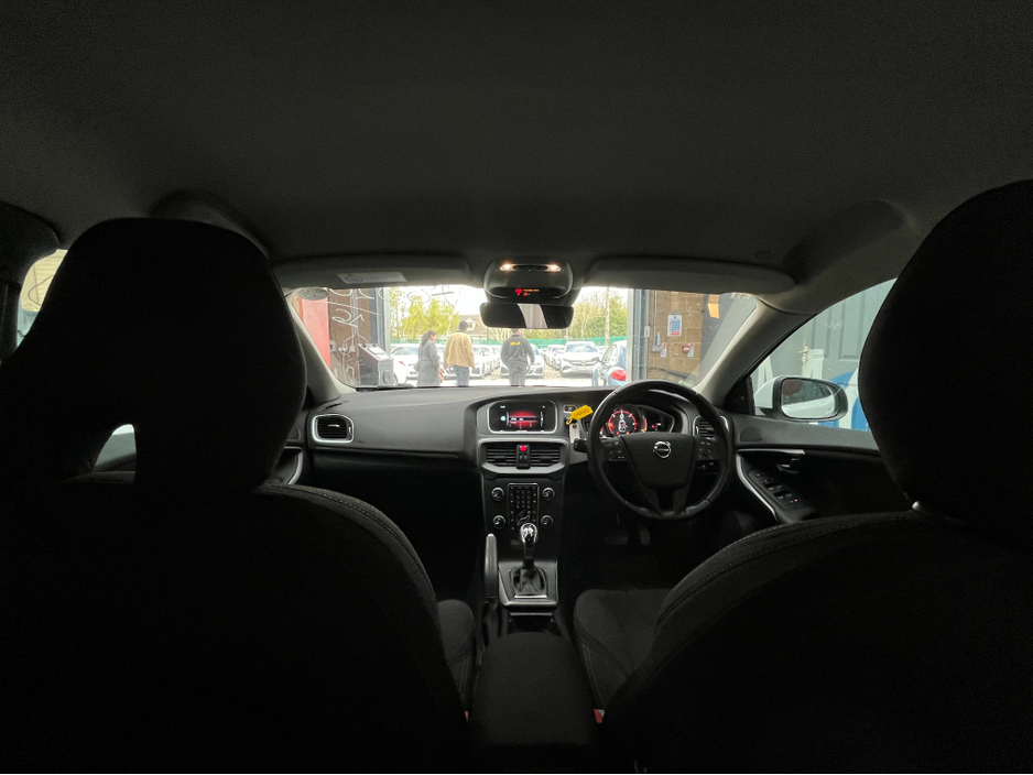 2016 Volvo V40 - image 12