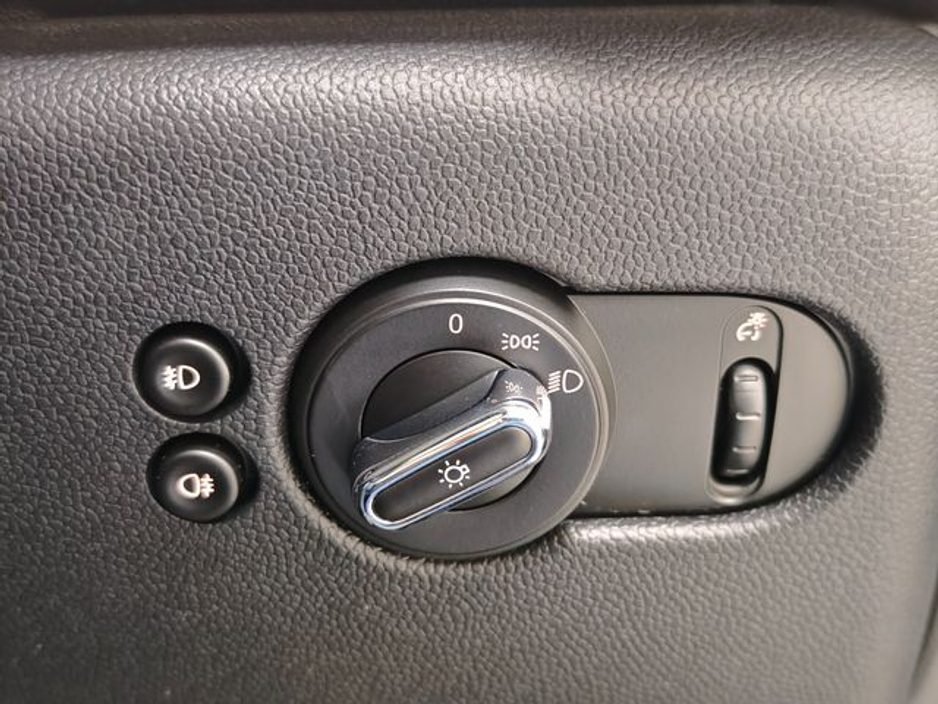 2018 MINI Cooper - image 16