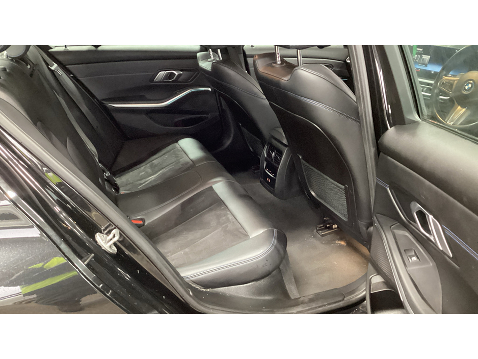 2023 BMW 3 Series - image 6
