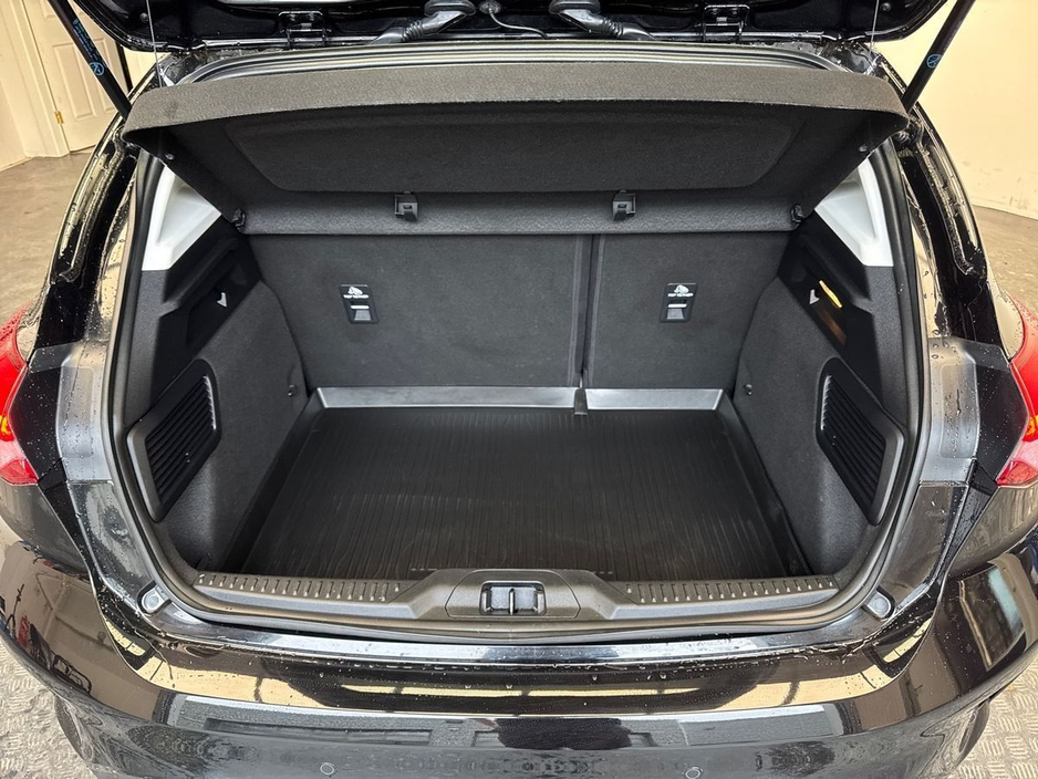 2020 Ford Focus - image 9