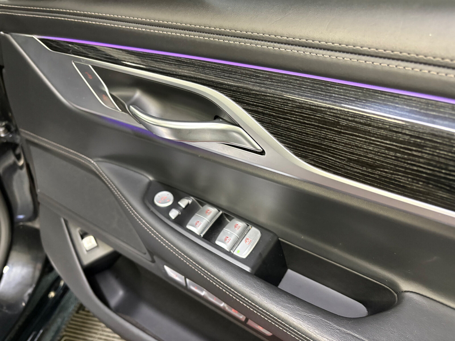 2018 BMW 7 Series - image 11