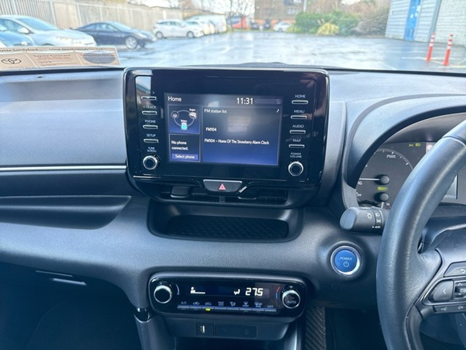 2023 Toyota Yaris HYBRID LUNA // REAR CAMERA // TOYOTA SAFETY SENSE // BLUETOOTH // AIR CON // FULL WARRANTY €23,945