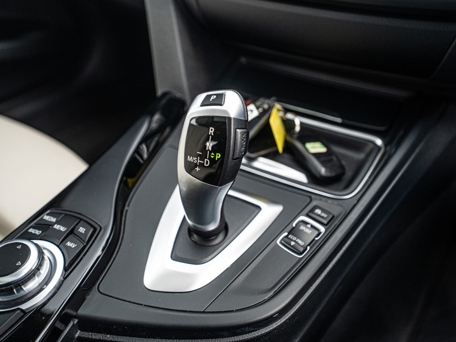 2016 BMW 3 Series - image 33