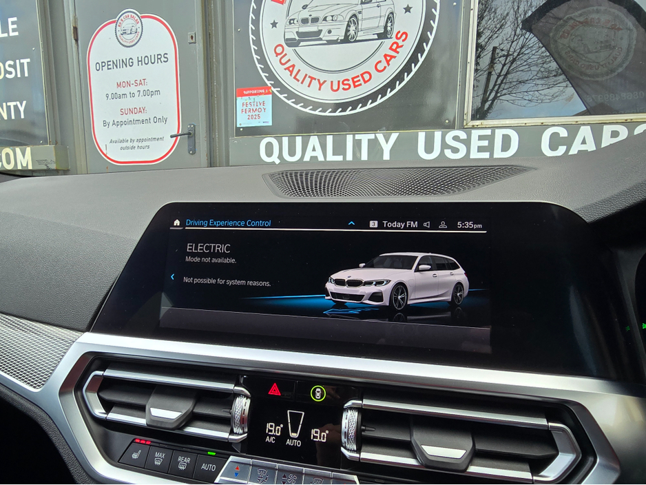 2021 BMW 3 Series - image 28