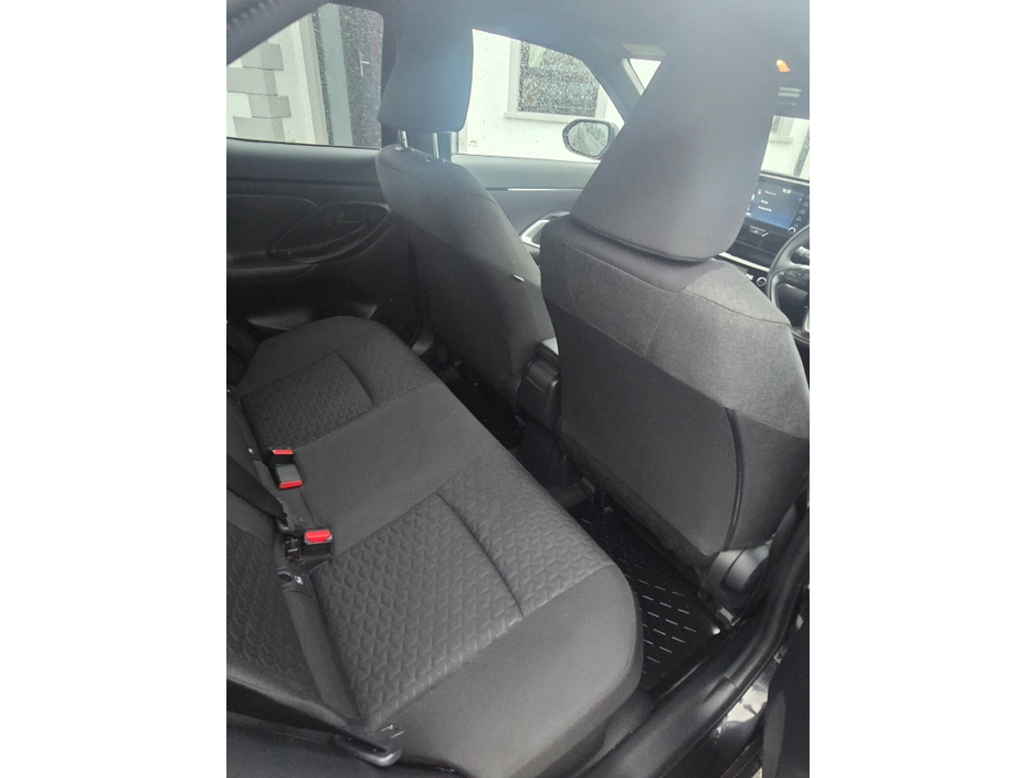 2023 Toyota Yaris - image 12