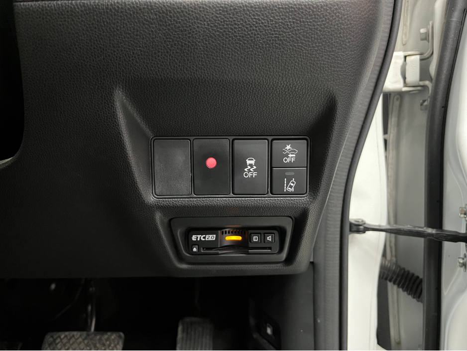 2021 Honda Stepwagon - image 13