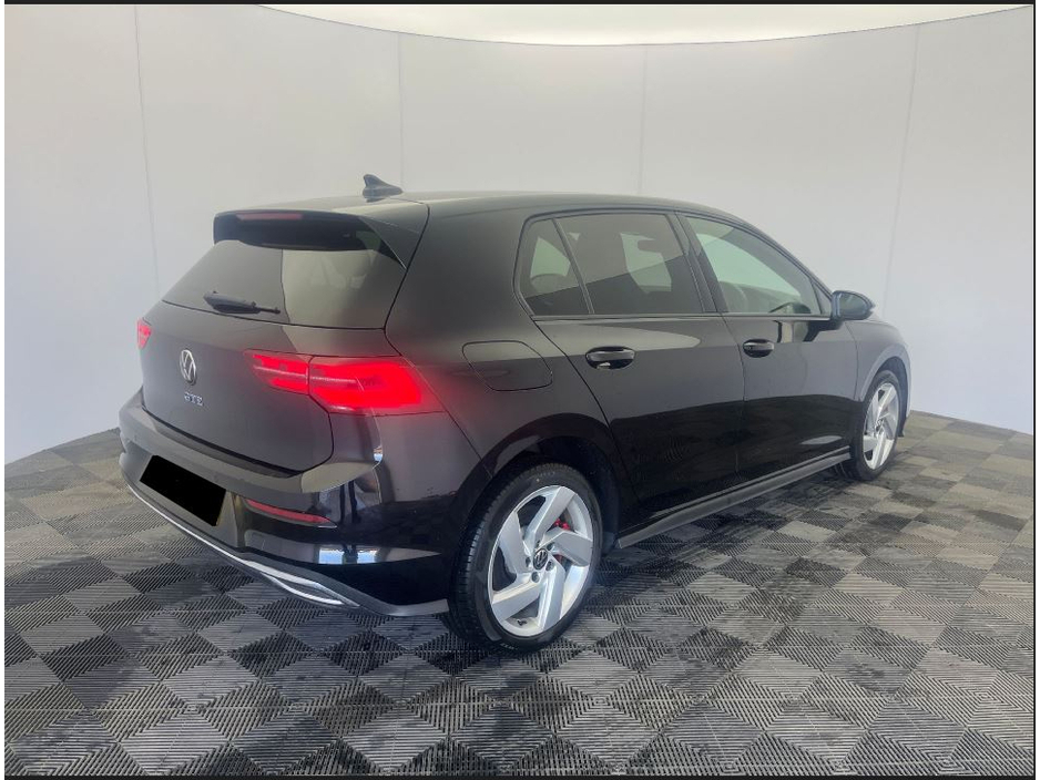 2022 Volkswagen Golf - image 3