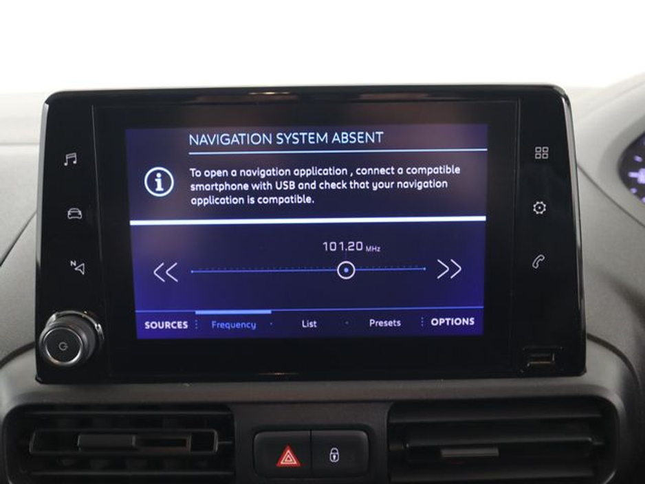 2022 Peugeot Partner - image 10