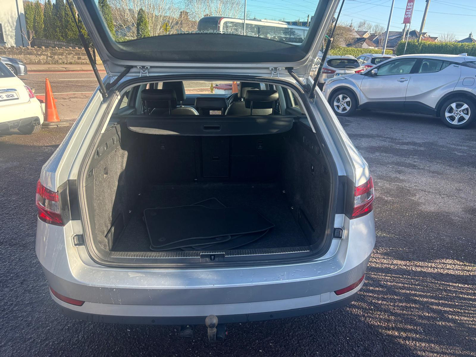 2022 Skoda Superb - image 15