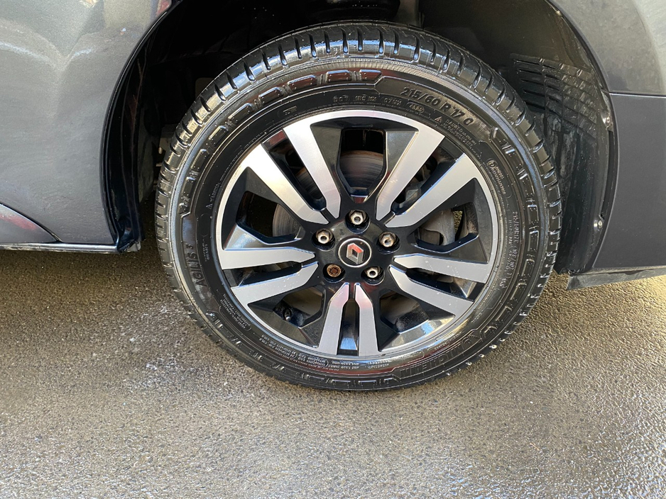 2023 Renault Trafic - image 10