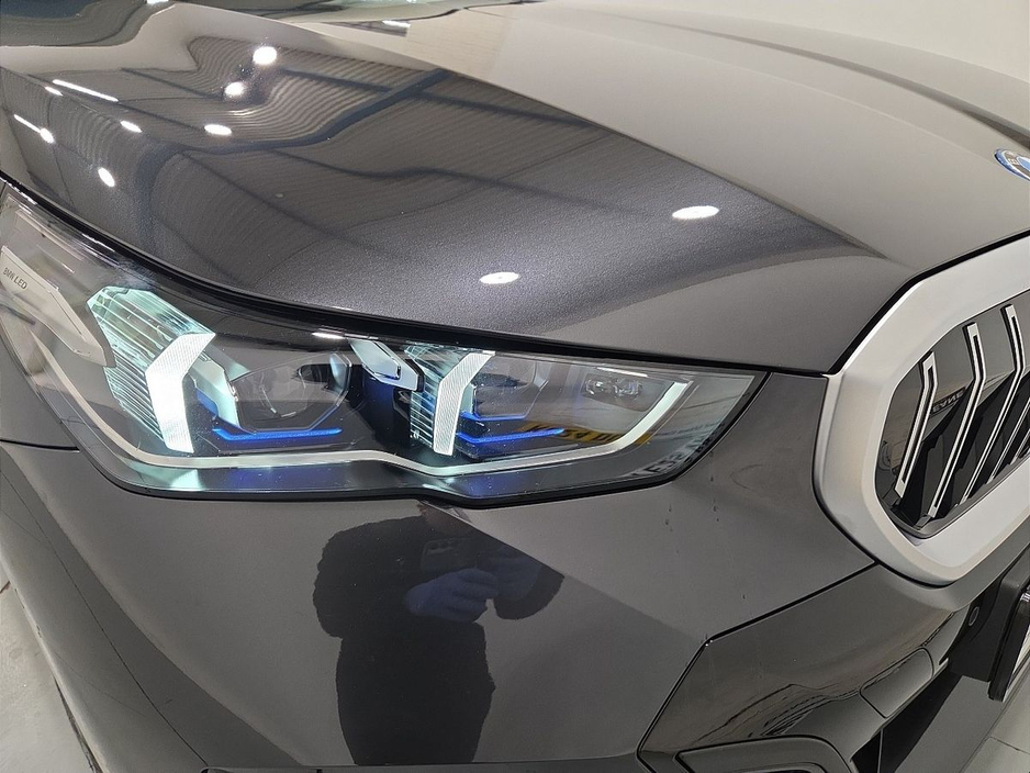 2025 BMW 5 Series - image 21