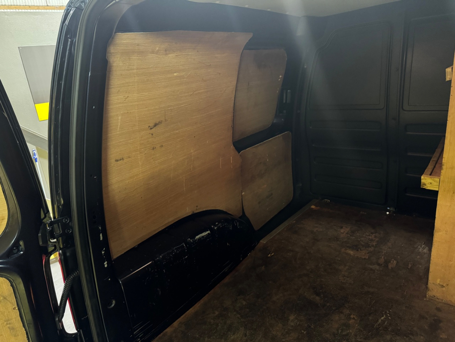 2020 Volkswagen Caddy - image 27