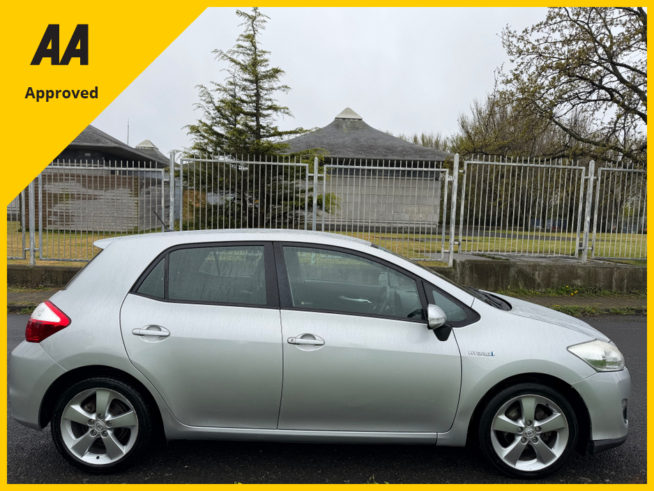 2012 Toyota Auris - image 8