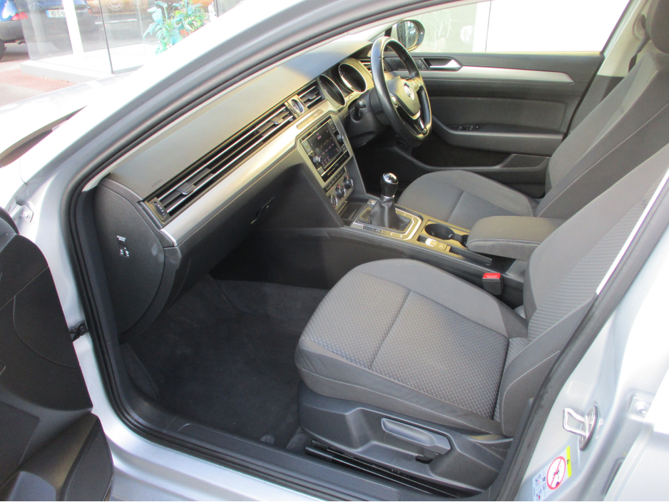 2018 Volkswagen Passat - image 13