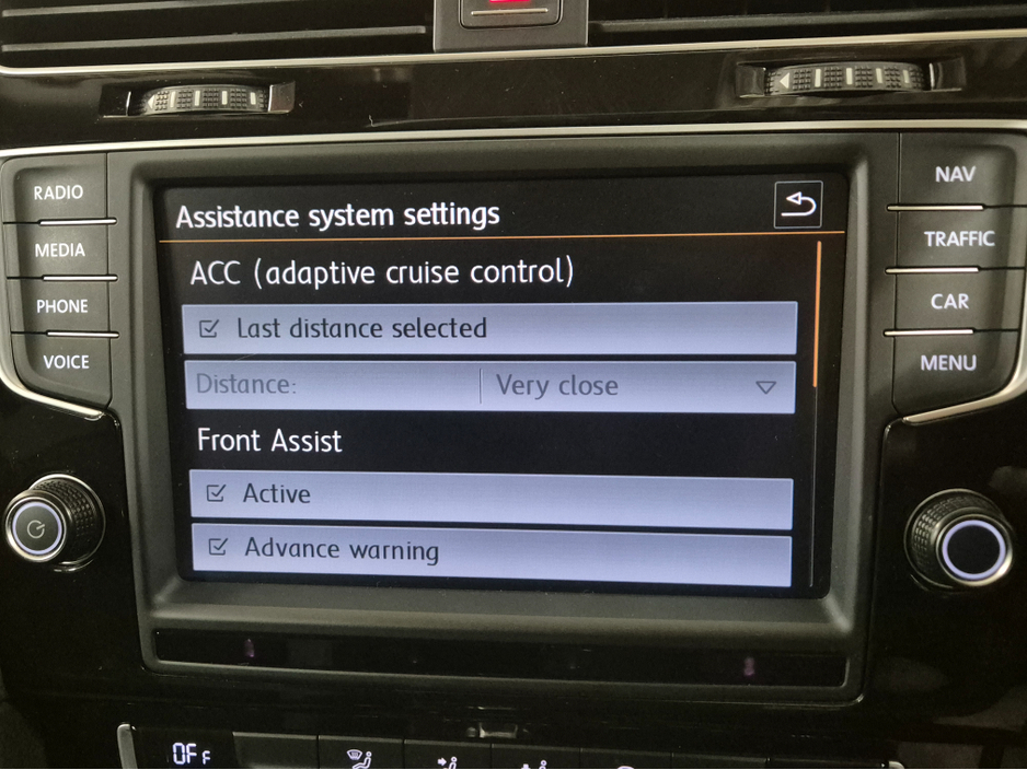 2016 Volkswagen Golf **HIGHLINE**ONLY 82000KMS**ALCANTARA SEATS**17" ALLOYS DIAMOND CUT**LANES ASSIST**KEYLESS ENTRY AND START**ADAPTIVE CRUISE CONTROL**DUAL ZONE CLIMATE CONTROL**REVERSE CAMERA**BLUETOOTH STREAMING €15,499