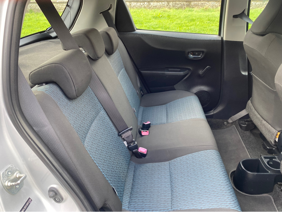 2012 Toyota Yaris - image 13