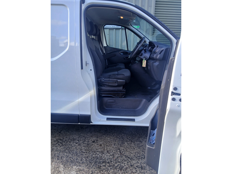 2020 Renault Trafic - image 10