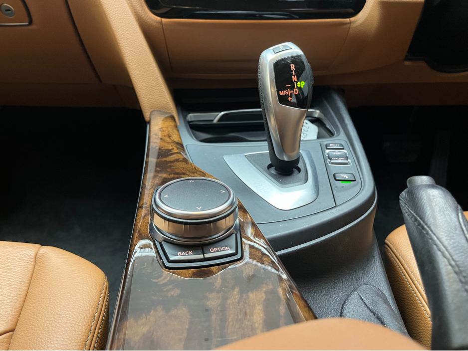 2019 BMW 3 Series 2019 BMW 320D LUXURY 2.0 AUTOMATIC / CRUISE CONTROL / REVERSE CAMERA / ELECTRIC MEMORY & HEATED SEATS AND MORE