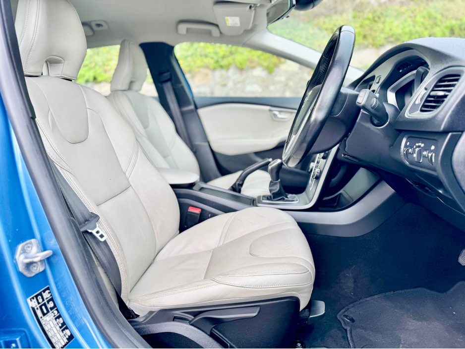 2015 Volvo V40 - image 19