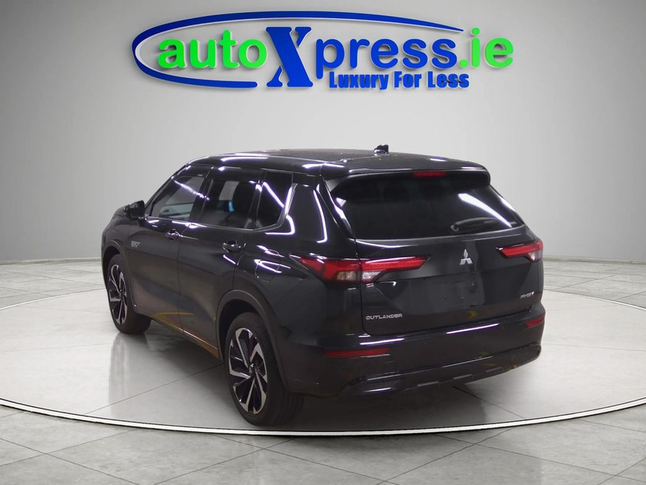 2023 Mitsubishi Outlander - image 9