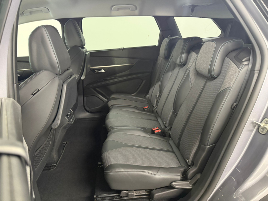 2022 Peugeot 5008 - image 9