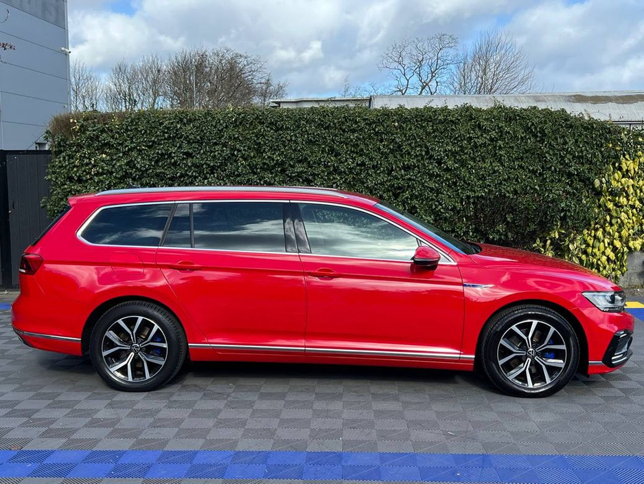 2022 Volkswagen Passat - image 2