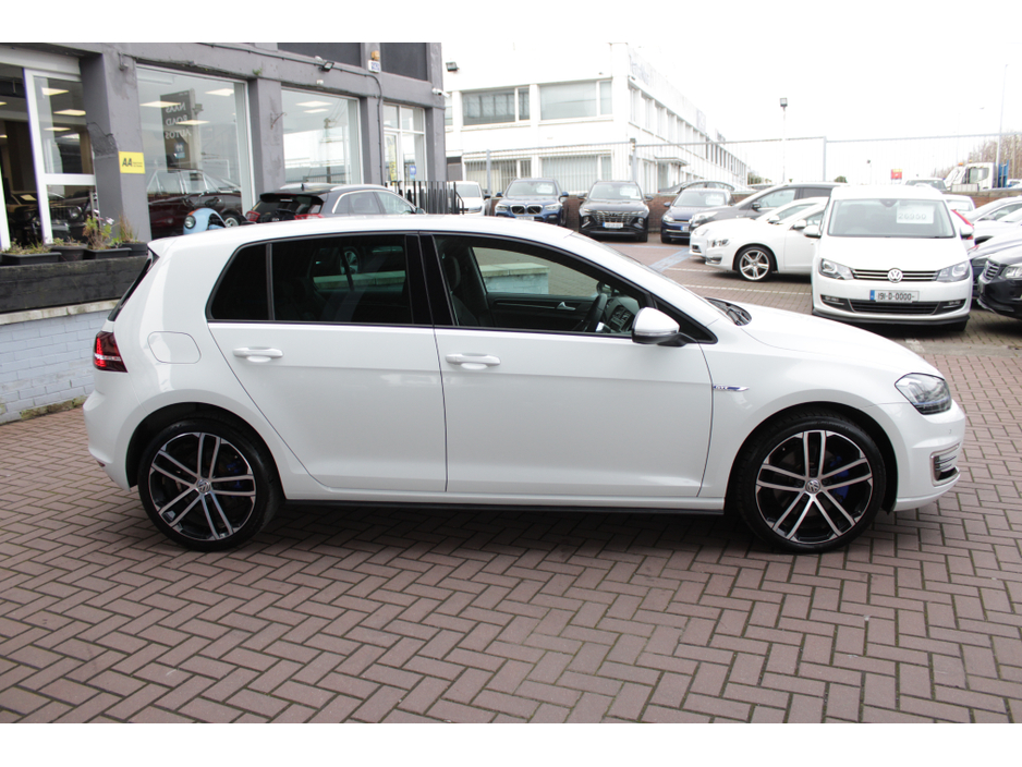 2016 Volkswagen Golf - image 3
